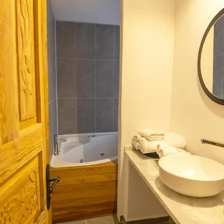 Camlik 87 Hotel Ayvalı